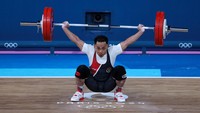 Eko Yuli Irawan turun di cabang angkat besi nomor 61kg Olimpiade Paris 2024 di Paris Expo Porte de Versailles, Rabu (7/8) malam WIB. Ini menjadi kali keempat Eko Yuli tampil di Olimpiade. Dia sebelumnya menyabet dua perunggu di tahun 2008 dan 2012, serta perak pada edisi 2016 dan 2020. REUTERS/Amanda Perobelli