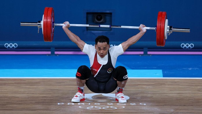 Tertatih Eko Yuli Gagal Raih Medali Angkat Besi Olimpiade Paris 2024 Paris 2024 Olympics - Weightlifting - Men's 61kg - South Paris Arena 6, Paris, France - August 07, 2024. Eko Irawan of Indonesia in action. REUTERS/Amanda Perobelli