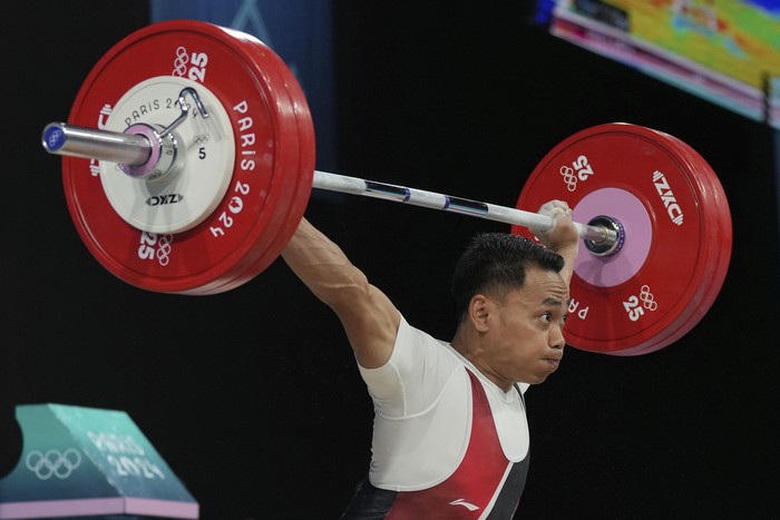 Eko Irawan of Indonesia competes during the mens 61kg weightlifting event at the 2024 Summer Olympics, Wednesday, Aug. 7, 2024, in Paris, France. (AP Photo/Kin Cheung)