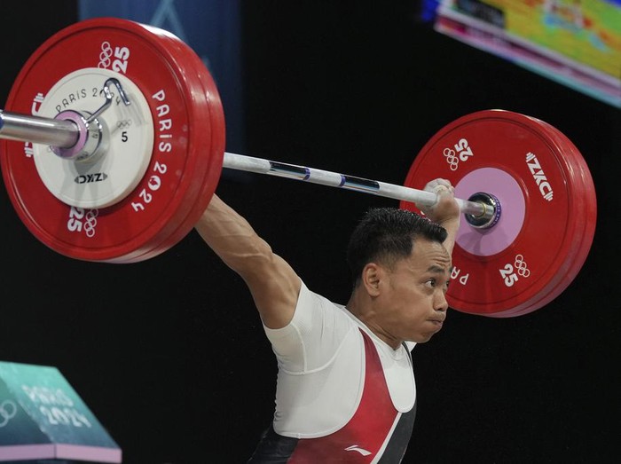 Eko Irawan of Indonesia competes during the mens 61kg weightlifting event at the 2024 Summer Olympics, Wednesday, Aug. 7, 2024, in Paris, France. (AP Photo/Kin Cheung)
