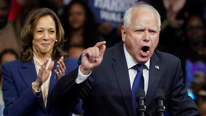 FILE PHOTO: Democratic vice presidential candidate, Minnesota Governor Tim Walz, speaks during a campaign rally with U.S. Vice President and Democratic presidential candidate Kamala Harris, in Philadelphia, Pennsylvania, U.S., August 6, 2024. REUTERS/Kevin Lamarque/File Photo