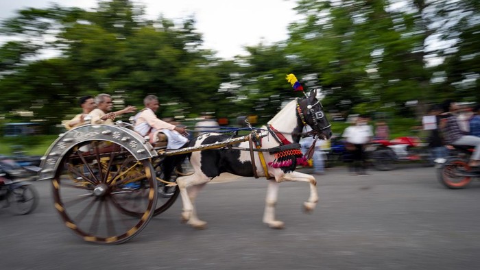 Participants race their 'Ikka', or a horse driven cart during a traditional horse driven cart race Prayagraj, Uttar Pradesh state, India, Monday, Aug. 5, 2024. The race is held every Monday of the Hindu calendar month of Saawan, a month that coincides with the monsoon season. (AP Photo/Rajesh Kumar Singh)