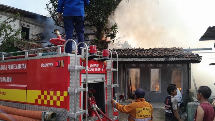 Upaya pemadaman kebakaran di Sukaraja, Kabupaten Sukabumi