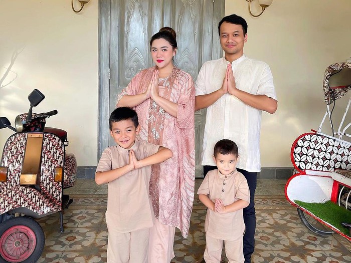 Vicky Shu dan Dua Putranya