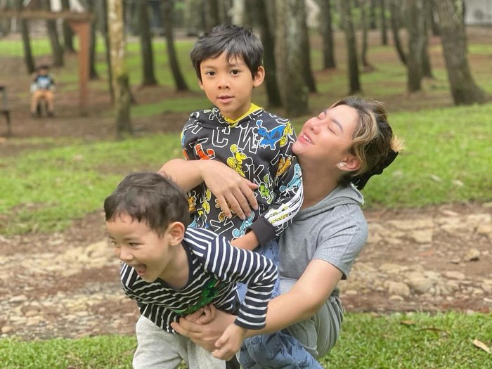 Vicky Shu dan Dua Putranya