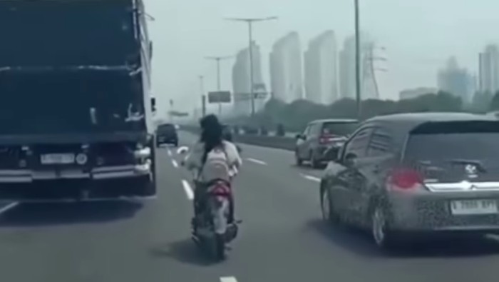 Video seorang pengendara motor wanita masuk ke Tol Wiyoto Wiyono di Jakarta Utara (Jakut) viral di medsos. Polisi menyelidiki peristiwa tersebut. (dok IG @tmcpoldametro)