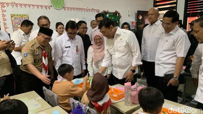 Wiranto cek uji coba makan bergizi gratis di Tangerang