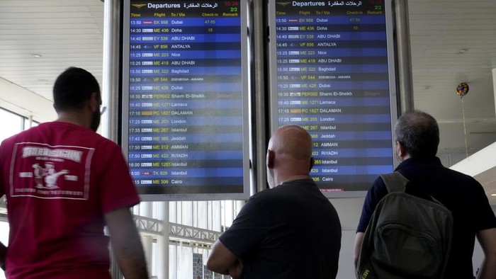 WNA Angkat Kaki dari Lebanon Saat Konflik Hizbullah-Israel Memanas Passengers whose flights were cancelled, wait at the departure terminal ground of Rafik Hariri International Airport, in Beirut, Lebanon, Monday, Monday, Aug. 5, 2024. Turkey and Japan became the latest countries to urge their citizens to leave Lebanon amid rising tensions with Israel following last week's airstrike in Beirut that killed a top Hezbollah military commander. Fears of an escalation in the simmering conflict between Hezbollah and Israel have prompted some airlines to cancel flights to Lebanon. (AP Photo/Hussein Malla)