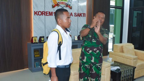 Yohanes Ande Kala alias Joni saat bertemu Danrem 161/Wira Sakti Kupang, Brigjen TNI Joao Xavier Barreto Nunes, Rabu (7/8/2024). (Dok. Penerangan Korem 161/Wira Sakti Kupang)