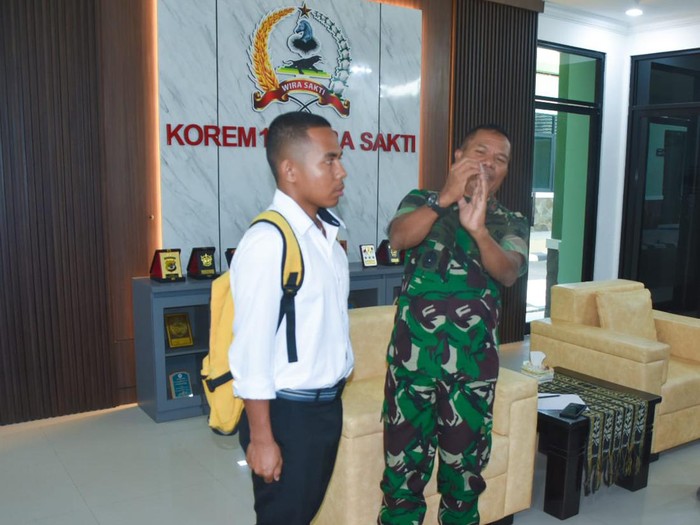 Yohanes Ande Kala alias Joni saat bertemu Danrem 161/Wira Sakti Kupang, Brigjen TNI Joao Xavier Barreto Nunes, Rabu (7/8/2024). (Dok. Penerangan Korem 161/Wira Sakti Kupang)