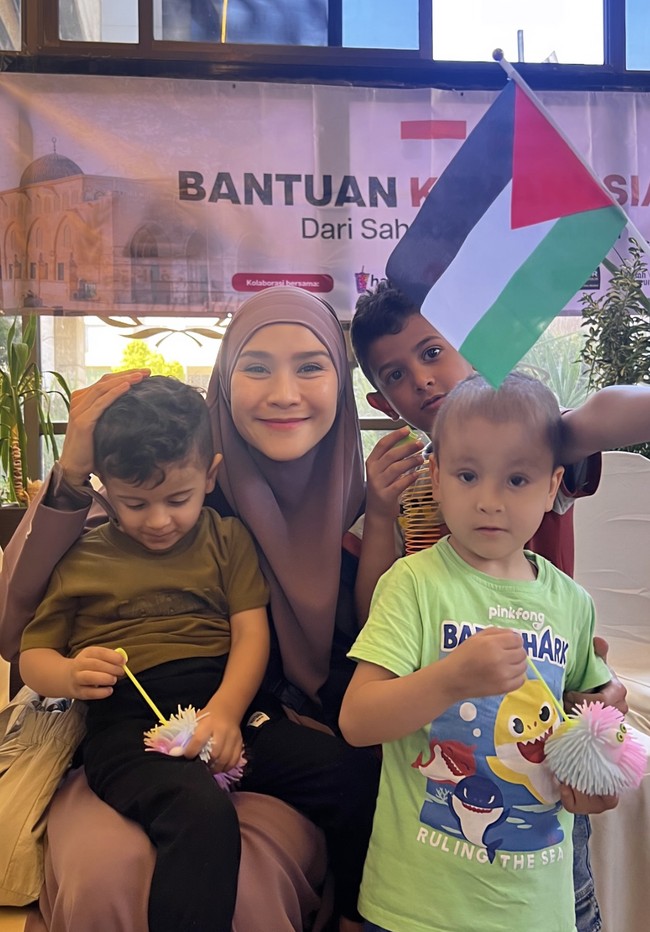 Dalam perjalanannya ini, Zaskia Adya Mecca juga menyebut kalau biaya akomodasi ditanggung sendiri tidak menggunakan dana yang sudah dikumpulkan. Semua hasil penggalangan dana diberikan seluruhnya untuk para pengungsi Palestina. Foto: Instagram @zaskiamecca