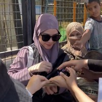 Untuk informasi semua akomodasi perjalanan ini pakai dana pribadiku, ga ada serupiahpun memakai kumpulan dana dari semuanya.. jadi apa yang kita kumpulkan bersama, insyaa Allah sesuai akad untuk warga Pal es tin, tulis istri Hanung Bramantyo itu. Foto: Instagram @zaskiamecca