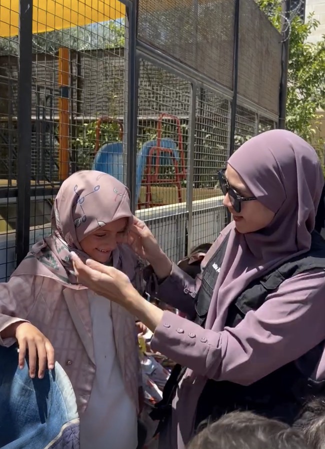 Boleh banget ikut & share perjalanan online ini, supaya temen2 tau situasi di camp jordan juga lainnya, lanjut Zaskia di Instagram. Foto: Instagram @zaskiamecca