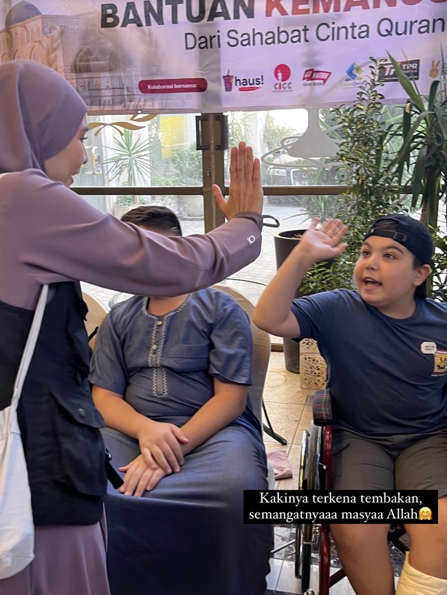 Zaskia Adya Mecca terlihat banyak membagikan mainan kepada anak-anak Palestina. Ia juga bercerita mengenai beberapa anak Palestina yang terluka karena tertembak atau terpisah dengan ibunya. Foto: Instagram @zaskiamecca