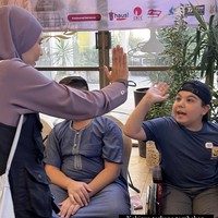 Zaskia Adya Mecca terlihat banyak membagikan mainan kepada anak-anak Palestina. Ia juga bercerita mengenai beberapa anak Palestina yang terluka karena tertembak atau terpisah dengan ibunya. Foto: Instagram @zaskiamecca