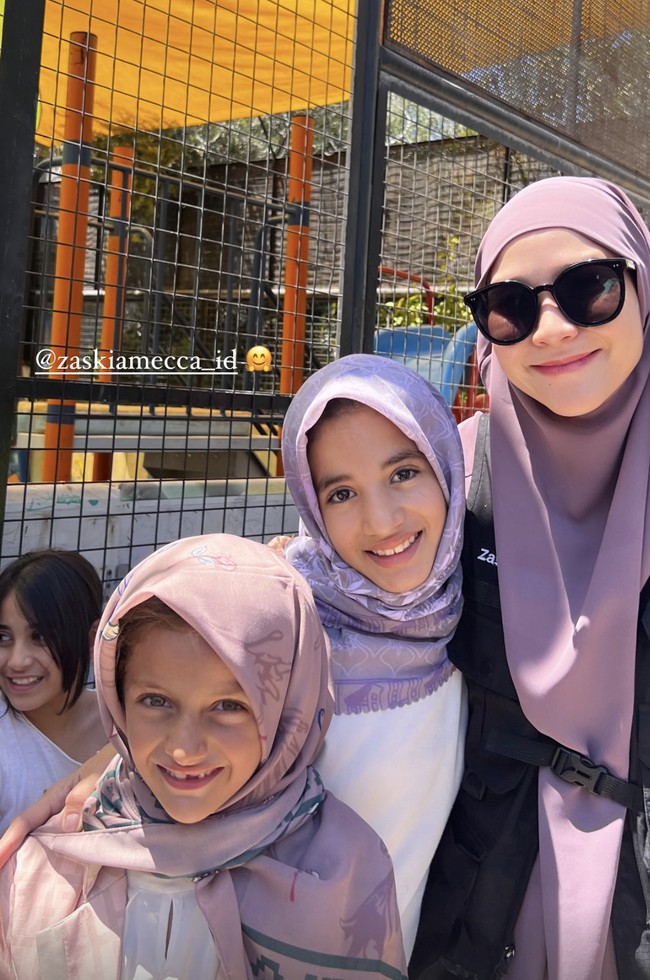 Dalam kegiatan lainnya, Zaskia Adya Mecca tak hanya membagikan mainan dan uang tapi juga memakaikan hijab kepada anak Palestina. Ia sendiri mengenakan setelan bernuansa hitam, mulai dari kerudung hingga gamis yang digunakan. Foto: Instagram @zaskiamecca