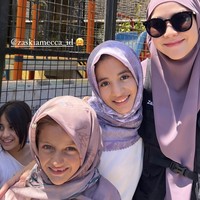 Dalam kegiatan lainnya, Zaskia Adya Mecca tak hanya membagikan mainan dan uang tapi juga memakaikan hijab kepada anak Palestina. Ia sendiri mengenakan setelan bernuansa hitam, mulai dari kerudung hingga gamis yang digunakan. Foto: Instagram @zaskiamecca