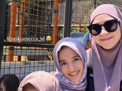 8 Potret Kebahagiaan Zaskia Adya Mecca Kunjungi Kamp Pengungsi Palestina