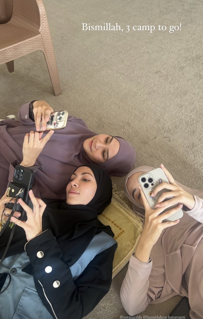 Kepergian Zaskia Adya Mecca tidak sendiri tapi ditemani rekan lainnya, termasuk selebgram Hamidah Rachmayanti, Ratna Galih, dan Indadari. Foto: Instagram @hamidahrachmayanti