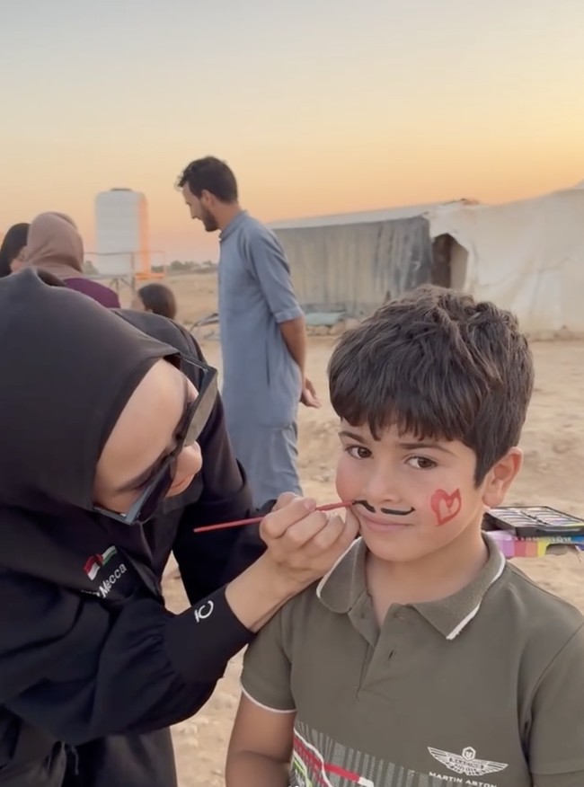 Zaskia Adya Mecca pun merasa bahagia bisa bertemu dengan para anak Palestina dan bermain face painting. Bertemu dengan warga negri Syam yang didzolimi rasanya sungguh luar biasa. Rasa bersalah selama ini yang suka merasa ga berdaya, ga bisa bantu lebih maksimal, terbayar sedikit dengan hadir secara utuh-main bersama-membawa sesuatu dan menunjukan “kami ada & kalian tidak terlupakan, tulisnya di Instagram. Foto: Instagram @zaskiamecca