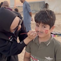 Zaskia Adya Mecca pun merasa bahagia bisa bertemu dengan para anak Palestina dan bermain face painting. Bertemu dengan warga negri Syam yang didzolimi rasanya sungguh luar biasa. Rasa bersalah selama ini yang suka merasa ga berdaya, ga bisa bantu lebih maksimal, terbayar sedikit dengan hadir secara utuh-main bersama-membawa sesuatu dan menunjukan “kami ada & kalian tidak terlupakan, tulisnya di Instagram. Foto: Instagram @zaskiamecca