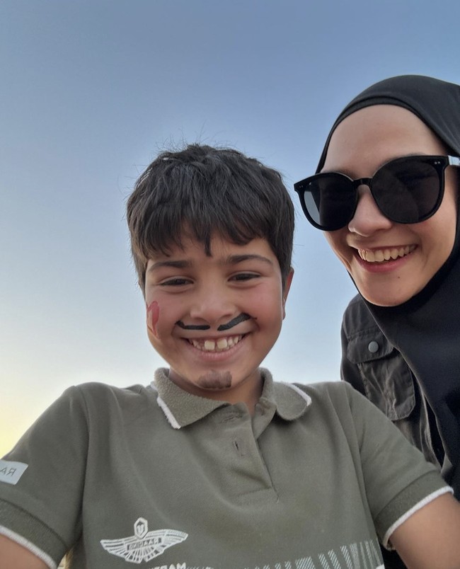 Zaskia Adya Mecca terbang ke Amman, Yordania, yang menjadi salah satu kamp warga Palestina. Tujuannya pergi ke kamp Palestina untuk menyalurkan donasi yang sudah digalang sejak November lalu. Foto: Instagram @zaskiamecca