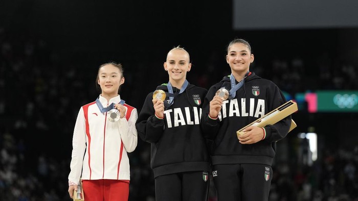 Gold medalist Alice DAmato, center, of Italy, celebrates on the podium with silver medalist Zhou Yaqin, left, of China, and bronze medalist Manila Esposito, of Italy, during the medal ceremony for the womens artistic gymnastics individual balance beam finals at Bercy Arena at the 2024 Summer Olympics, Monday, Aug. 5, 2024, in Paris, France. (AP Photo/Abbie Parr)