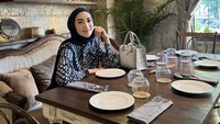 Jalan-jalan ke Italia, Erin pilih santap di sebuah restoran homey. Ia terlihat berfoto dulu sebelum makanannya datang. Foto: Instagram erintaulany