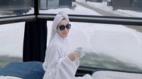 Erin habiskan liburan musim dingini di Finlandia. Ia menginap di igloo kaca sambil menikmati secangkir minuman hangat. Foto: Instagram erintaulany