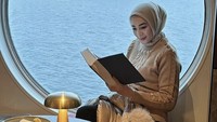 Pemilik nama asli Rien Wartia Triginia ini sedang di Oslo, Norwegia. Sambil menikmati pemandangan, ia ditemani keju dan crackers yang nikmat. Foto: Instagram erintaulany