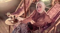 Santai di kafe Dior yang sempat hadir di Jimbaran, Bali, begini gaya Erin. Ia pun disuguhi banyak makanan dan minuman enak. Foto: Instagram erintaulany