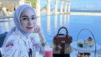 Liburan di Bali, Erin menginap di hotel bintang 5. Ia menikmati afternoon high tea dengan pemandangan lautan yang cantik. Foto: Instagram erintaulany