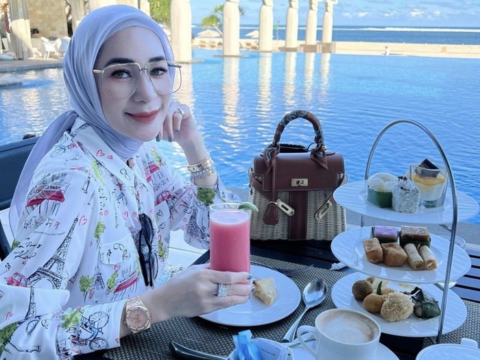 10 Potret Erin Taulany Asyik Kulineran di Luar Negeri