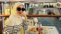 Keseruan juga terlihat saat Erin jalan-jalan ke Singapura. Ia mampir ke kafe di Marina Bay dan memesan aneka hidangan gurih serta manis. Foto: Instagram erintaulany