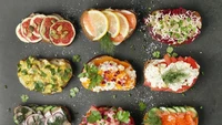 Warna-warni aneka roti panggang dengan sayur dan buah ini jadi menu sarapan khas di Swedia, Denmark dan Norwegia. Foto: Shutterstock/StockPhoto