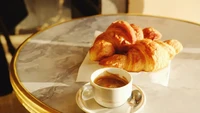 Kalau di Italia, Spanyol dan Prancis menu sarapan wajib adalah secangkir kopi dan pastry. Foto: Shutterstock/StockPhoto
