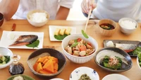 Terakhir ada menu sarapan ala Jepang yang terdiri dari sup miso, acar sayur, ikan atau tofu goreng hingga natto. Foto: Shutterstock/StockPhoto
