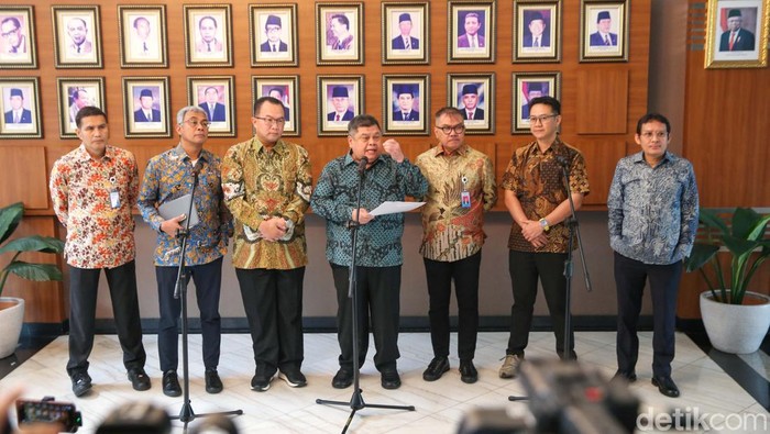 Panitia seleksi telah melakukan penilaian terkait tes tulis bagi calon pimpinan dan calon anggota Dewan Pengawas (Dewas) KPK. Pansel menyatakan 40 orang lolos tes tulis calon pimpinan KPK.
