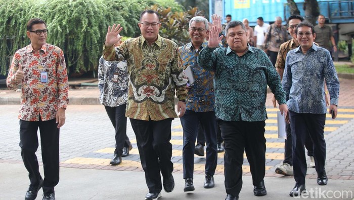 Panitia seleksi telah melakukan penilaian terkait tes tulis bagi calon pimpinan dan calon anggota Dewan Pengawas (Dewas) KPK. Pansel menyatakan 40 orang lolos tes tulis calon pimpinan KPK.