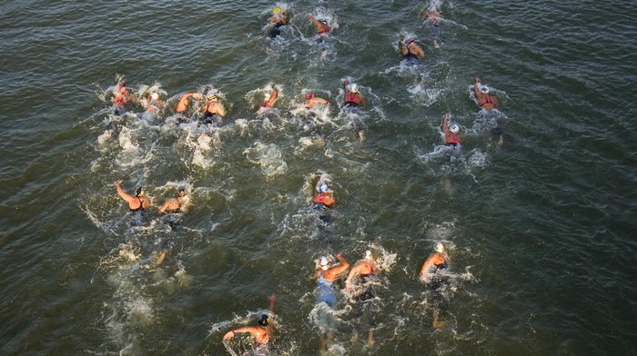 Athletes compete during the marathon swimming women's 10km competition at the 2024 Summer Olympics, Thursday, Aug. 8, 2024, in Paris, France. (AP Photo/Dar Yasin)