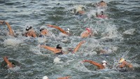 Lomba renang maraton putri tetap digelar di Sungai Seine, Paris, Kamis (8/8/2024), setelah sehari sebelumnya sesi latihan renang dibatalkan. (AP Photo/Dar Yasin)  