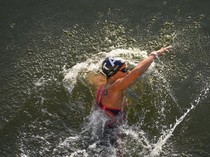 Aksi Atlet Renang Maraton Olimpiade Arungi Sungai Seine yang Tercemar