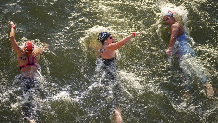 Athletes compete during the marathon swimming women's 10km competition at the 2024 Summer Olympics, Thursday, Aug. 8, 2024, in Paris, France. (AP Photo/Dar Yasin)
