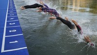 Para atlet menyelam ke dalam air saat lomba renang maraton putri sejauh 10 km di Olimpiade Musim Panas 2024, Paris, Prancis, Kamis (8/8/2024). (AP Photo/Vadim Ghirda)  