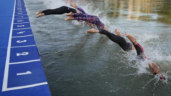 Aksi Atlet Renang Maraton Olimpiade Arungi Sungai Seine yang Tercemar Athletes dive into the water for the start of marathon swimming women's 10km competition at the 2024 Summer Olympics, Thursday, Aug. 8, 2024, in Paris, France. (AP Photo/Vadim Ghirda)