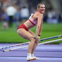Girang berhasil memberikan medali pertama untuk Kanada, Alysha Newman melakukan aksi tak biasa di lapangan Olimpiade 2024. Dia twerking atau goyang bokong ala Miley Cyrus di depan penonton yang memadati Stade de France. Foto: Getty Images/Eurasia Sport Images