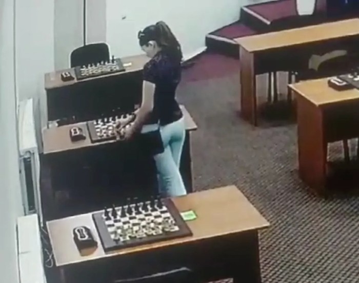 Amina Abakarova mencoba meracui lawannya