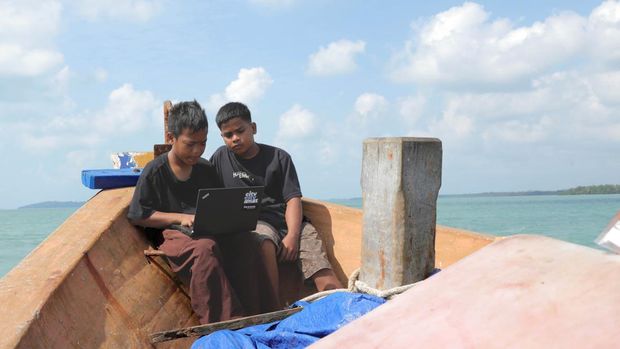Anak-anak di Kepulauan Pongok belajar dengan akses internet.