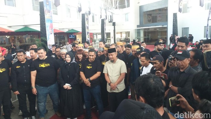 Andi Sudirman Sulaiman-Fatmawati Rusdi saat menghadiri konsolidasi tim relawan di Makassar.