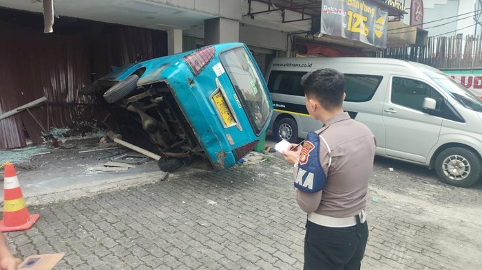 Angkot menabrak lansia hingga tewas di Jalan Margoda, Depok, pada Rabu (7/8/2024).